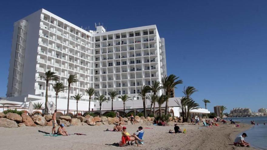 Bañistas en la playa del hotel Doblemar, el más grande de la costa, que ha reabierto este verano.