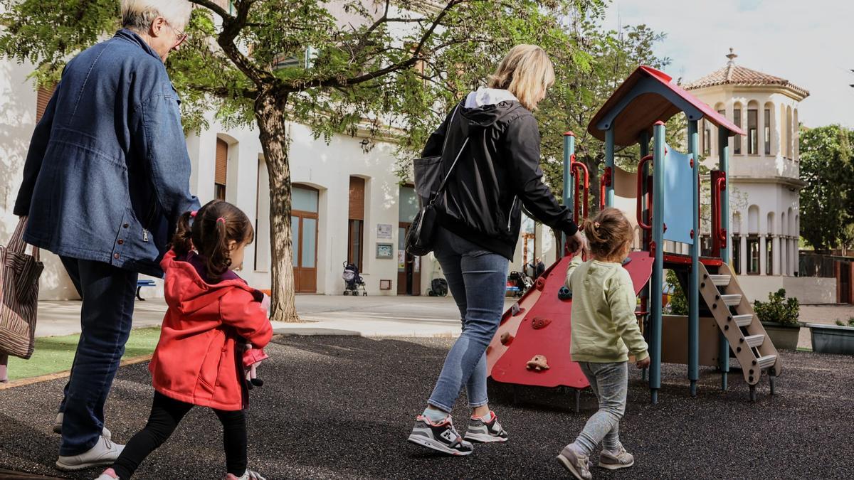 Niños entrando a la escoleta municipal del Jesuset del Miracle este lunes.