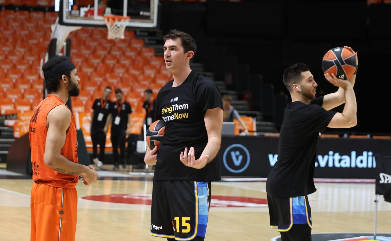 Calentamiento del Maccabi con un mensaje en la camiseta "Bring them home now"