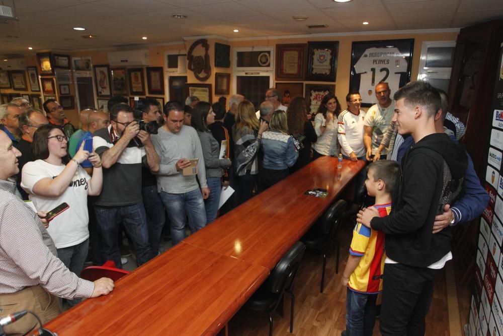 Santi Mina desata la locura de la afición en la Agrupación de Peñas del Valencia