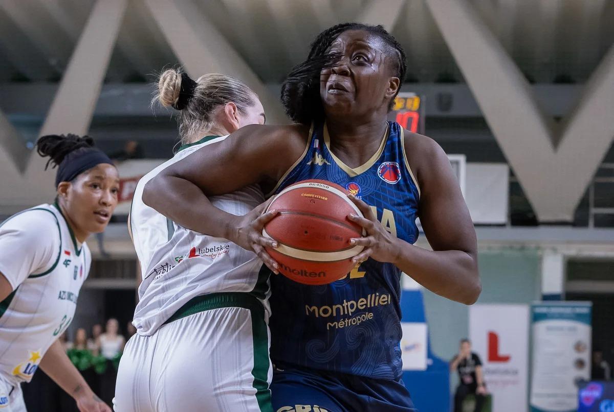 Diallo trata de zafarse de una rival ante la mirada de Gatling