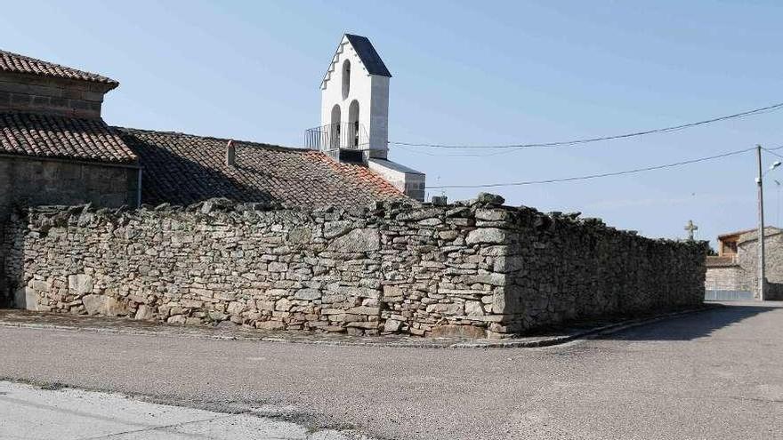 Viejo cementerio de Formariz, en pleno casco urbano y junto a la iglesia de Santa Colomba.