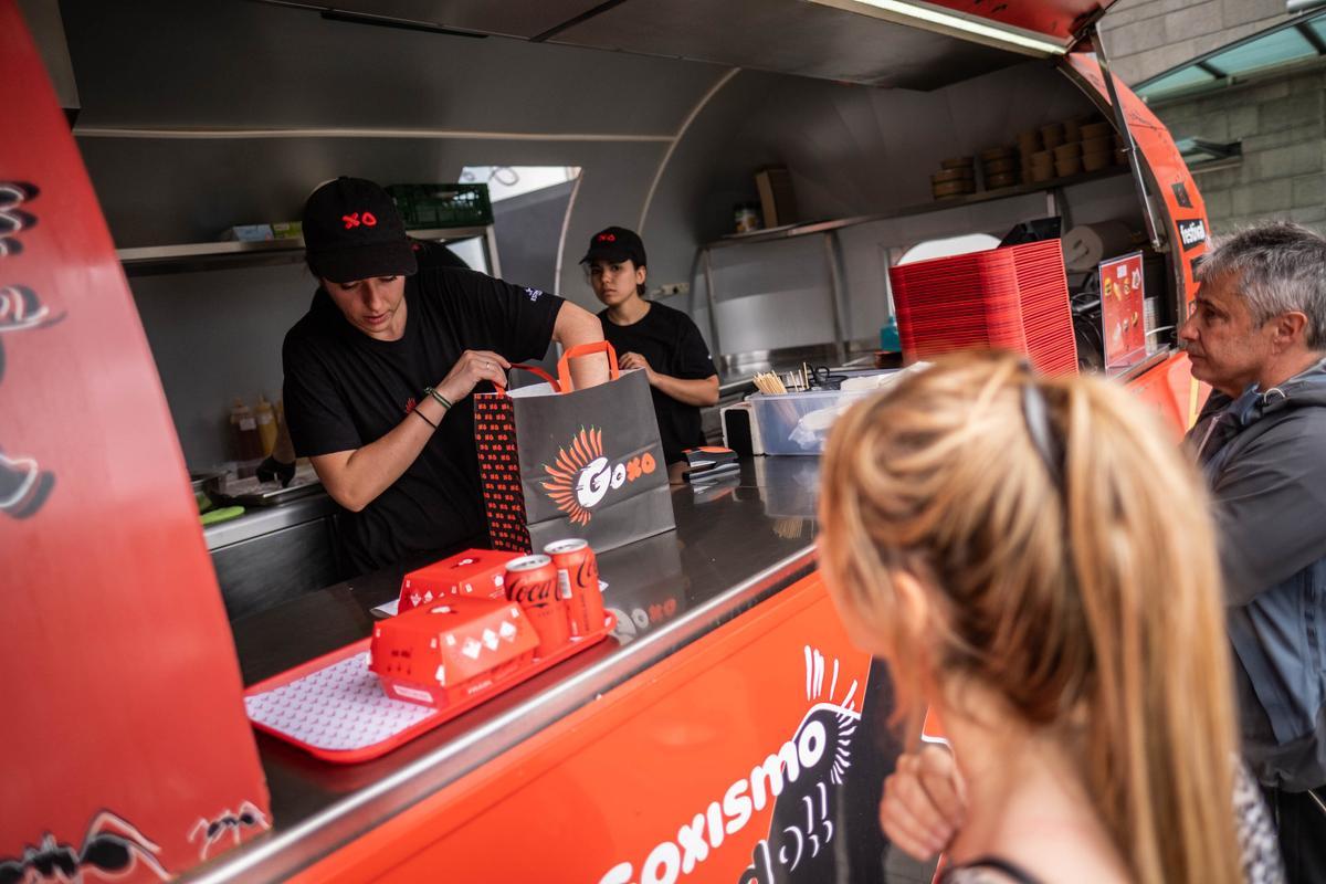 Colas en el estreno en Tenerife de GoXo, la food truck de Dabiz Muñoz