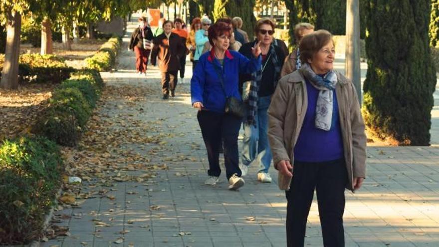 Algunas personas mayores durante uno de los paseos.