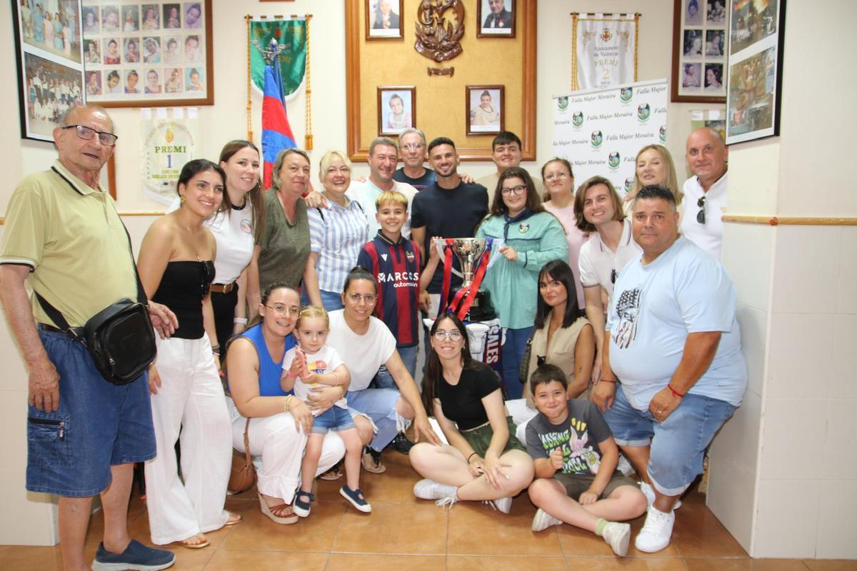 Sergio Lozano, festejando el éxito con los suyos