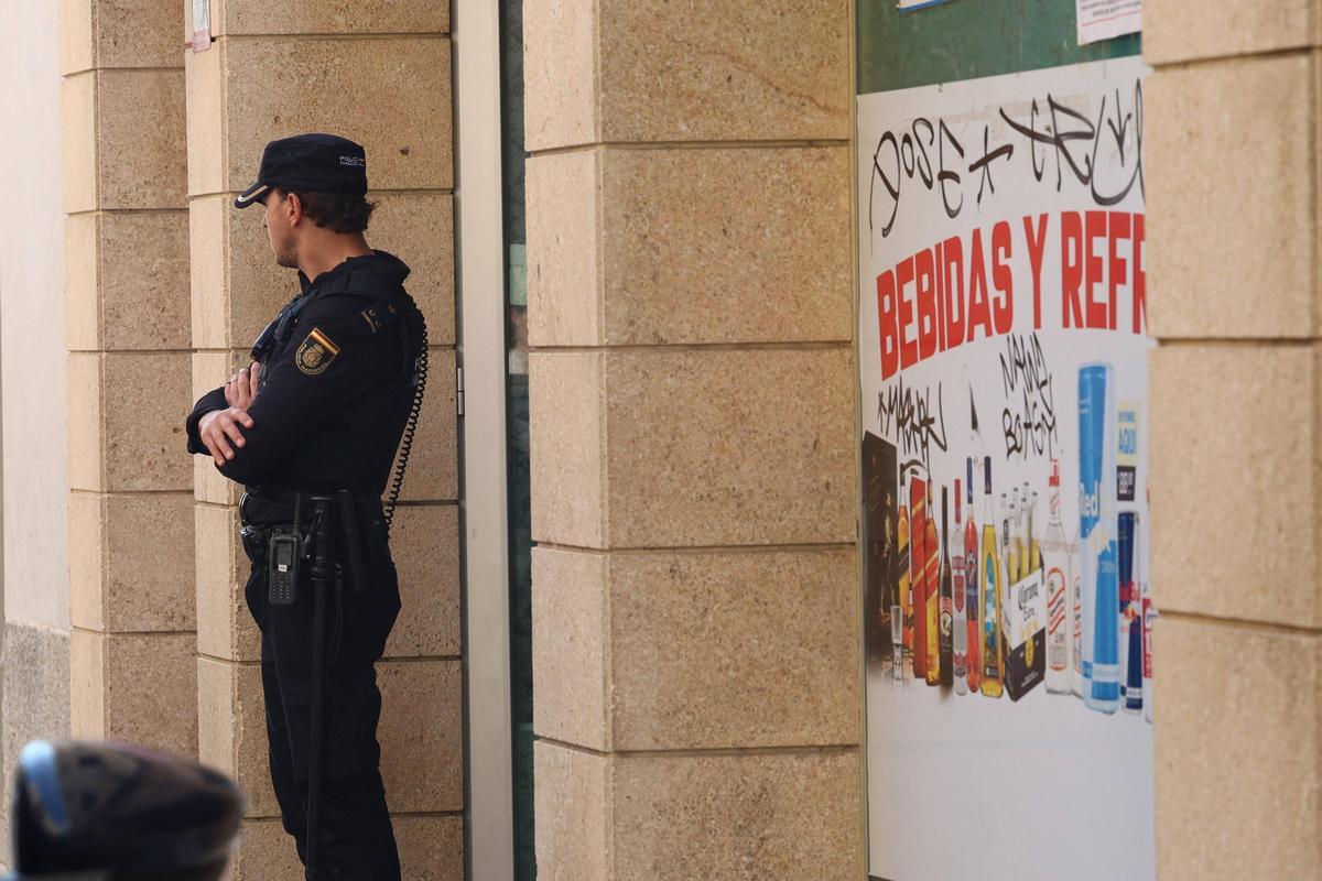 Todas las imágenes del desalojo en el local de Ibiza Todas las imágenes del desalojo en el local de Ibiza