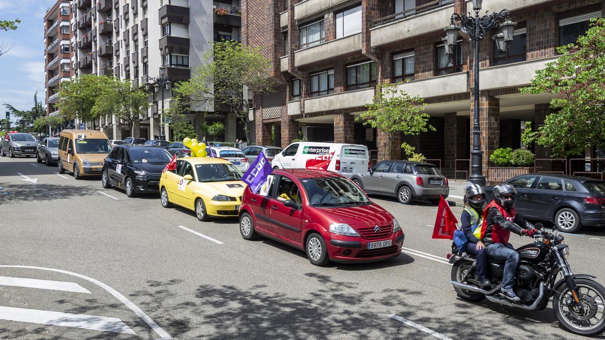 Así fue la pitada de los trabajadores de Correos por las calles de Oviedo