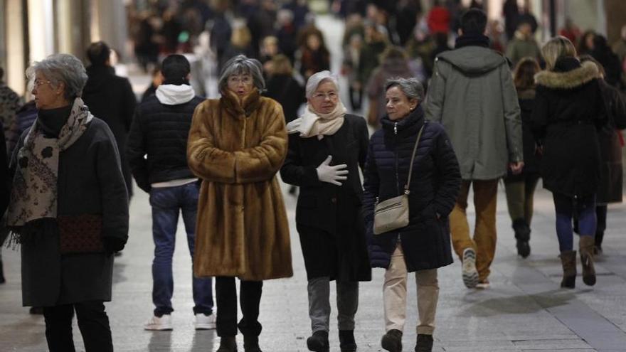 Viandantes con ropa de abrigo en la calle Príncipe. // J. Lores