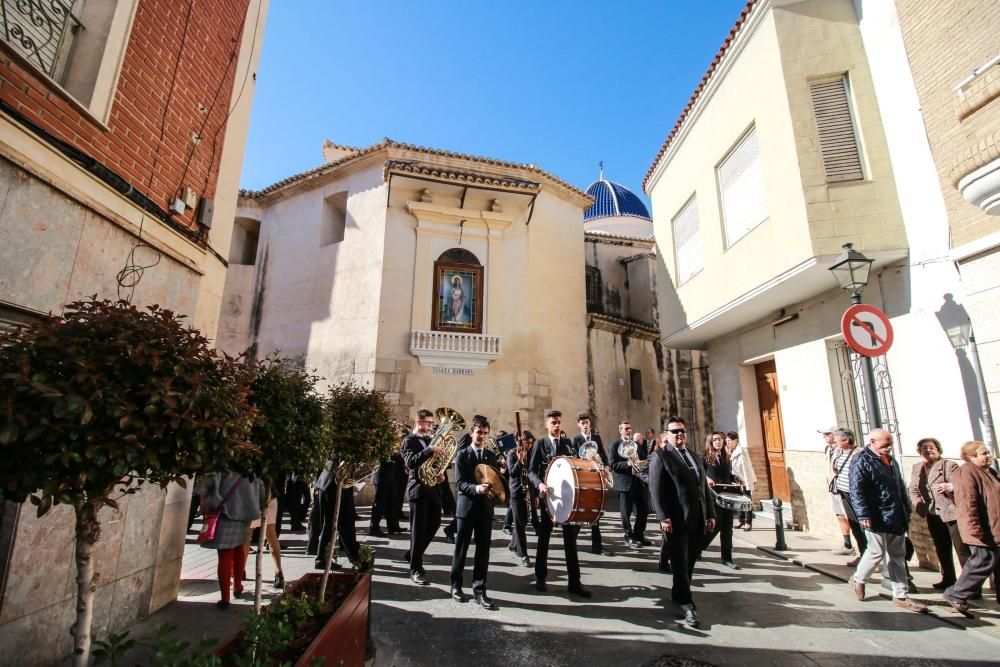 Miles de fieles han acompañado la imagen de Santa Águeda hasta su ermita en un camino jalonado por puestos de dulces