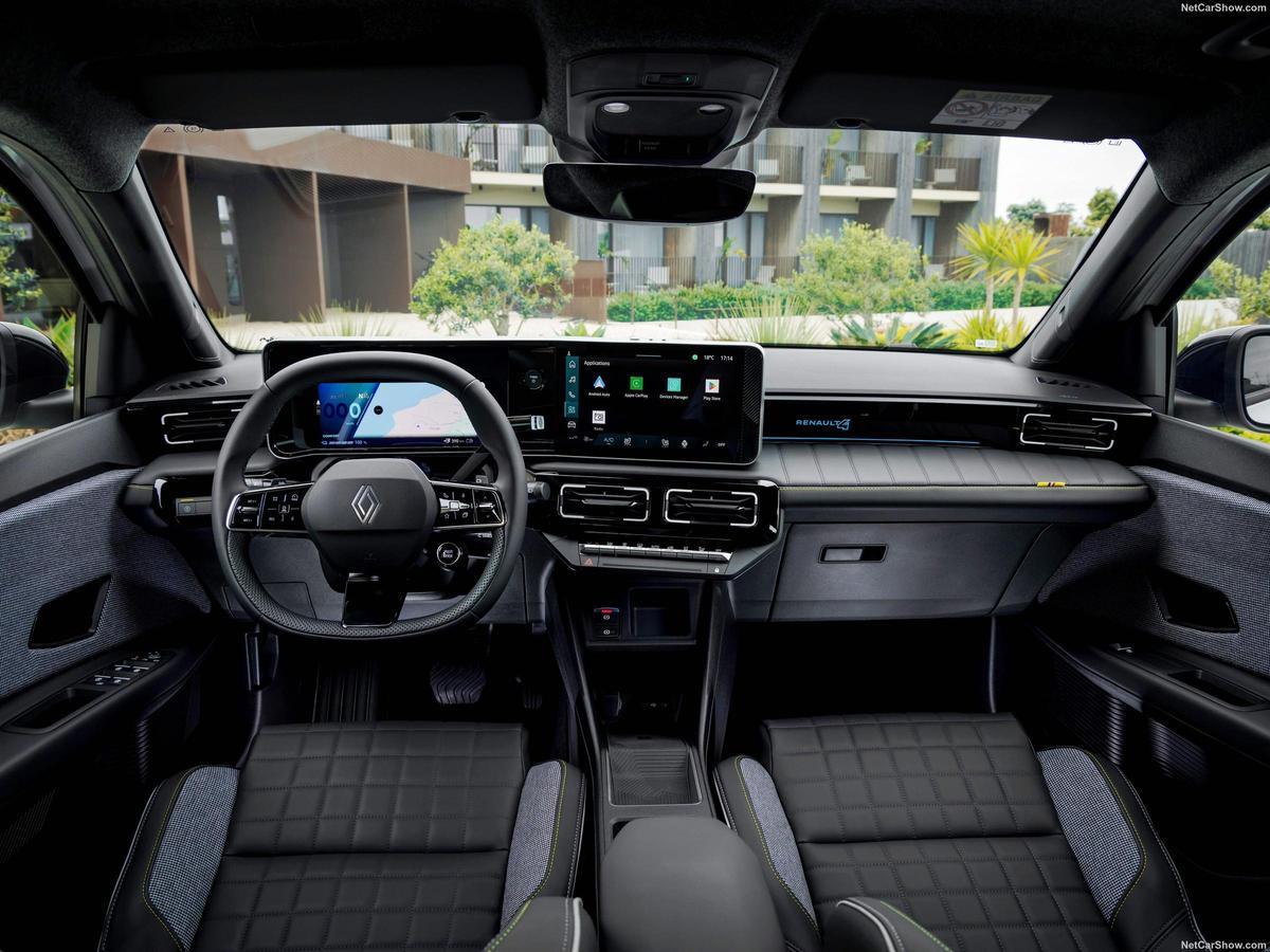 En el interior sorprende el espacio que hay para todas las plazas