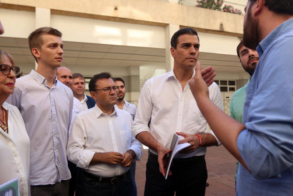 Pedro Sánchez concluye su jornada de campaña en Málaga con un mitin en la Facultad de Derecho de la universidad malagueña.