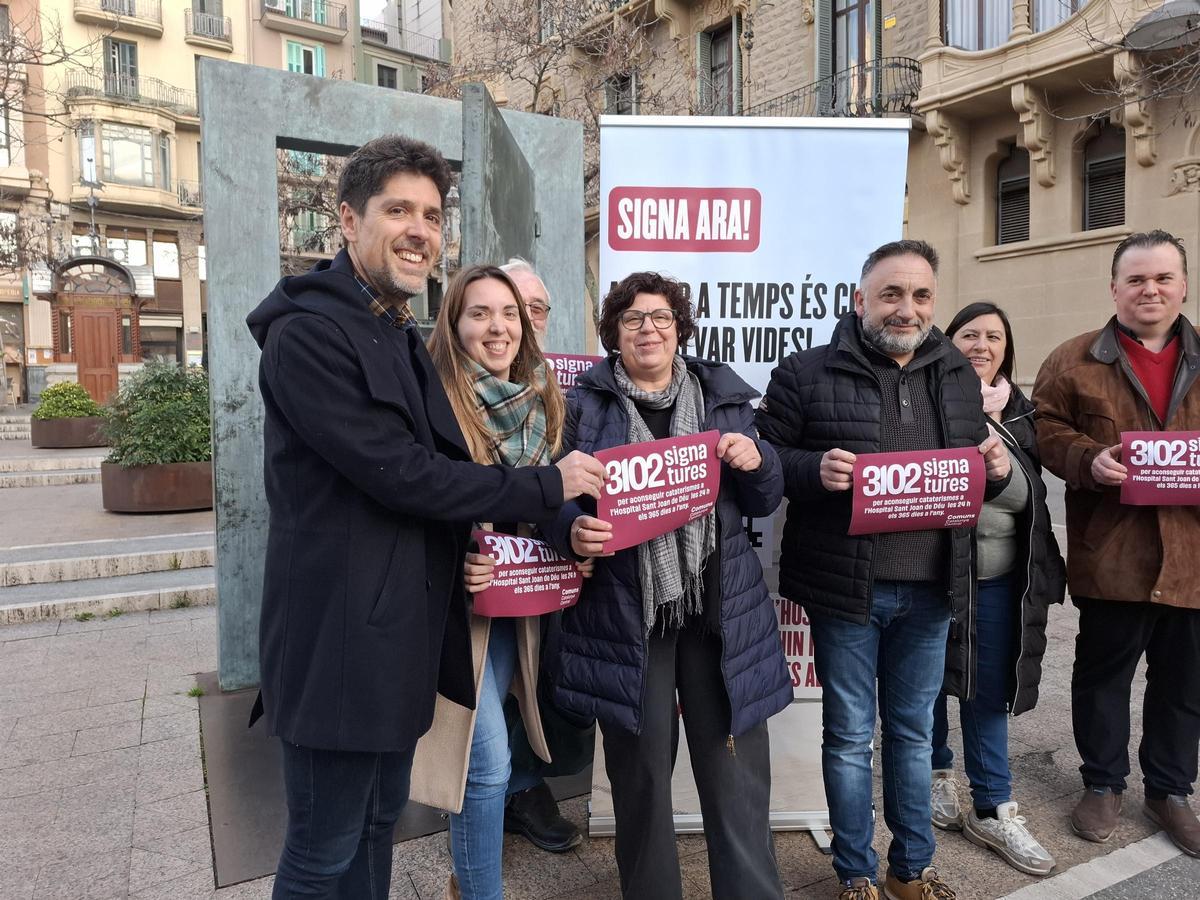 David Cid (esquerra) amb membres dels Comuns a la comarca