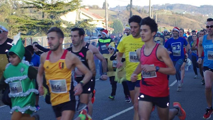 Roberto Álvarez, en primer término, en el momento de la salida de la &quot;San Silvestre&quot; de Las Regueras, en Santullano.