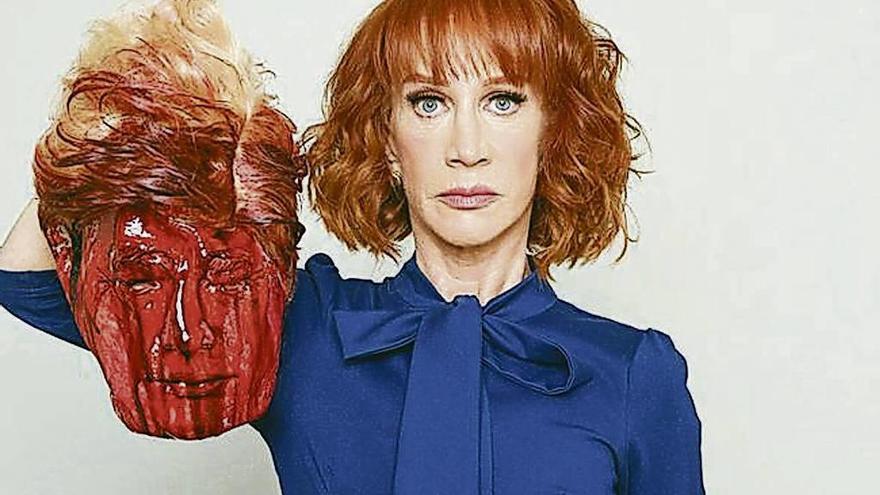 Broma mal acogida y despido de la humorista. El presidente de EE UU, Donald Trump, y su esposa, Melania, han criticado con dureza a la humorista Kathy Griffin por posar con un remedo de cabeza decapitada y ensangrentada que simulaba la del magnate. La polémica ha obligado a la propia Griffin, atacada por demócratas y republicanos, a disculparse. La cadena CNN ha decidido prescindir de los servicios de Griffin, ganadora de dos Emmy y un Grammy, copresentadora de los especiales de Fin de Año desde Times Square.