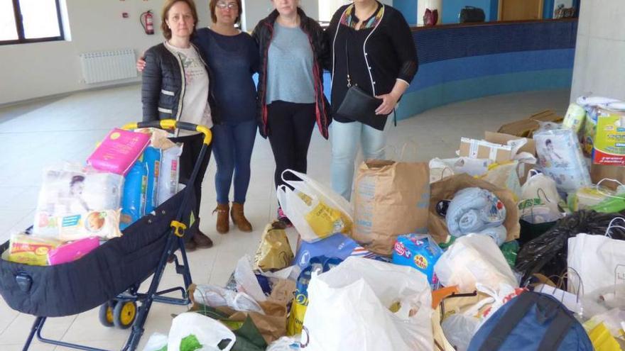 Voluntarias tinetenses, con el material recogido para los refugiados días atrás.