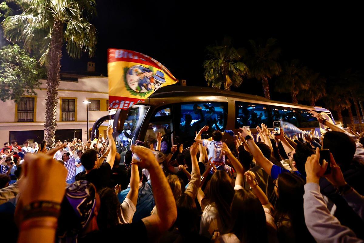 La afición lucentinista arropa al equipo de Antonio Jesús Cobos en su paso por las calles de Lucena.