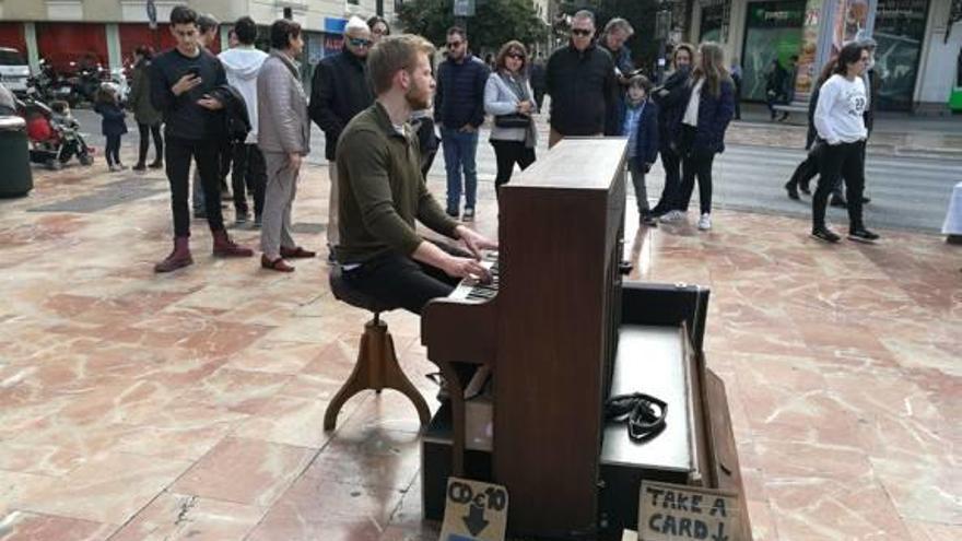 Un pianista en el centro de la ciudad