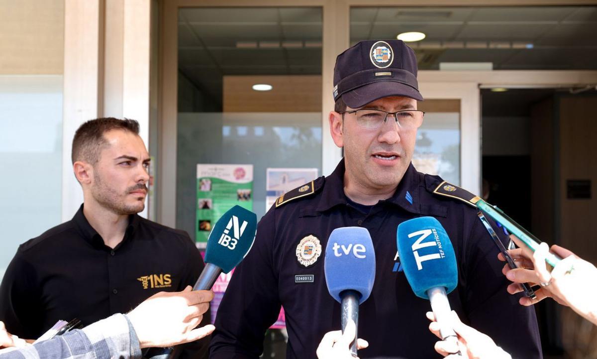 El jefe de la policía local de Sant Josep, José Antonio Granados, habla con los medios. | TONI ESCOBAR