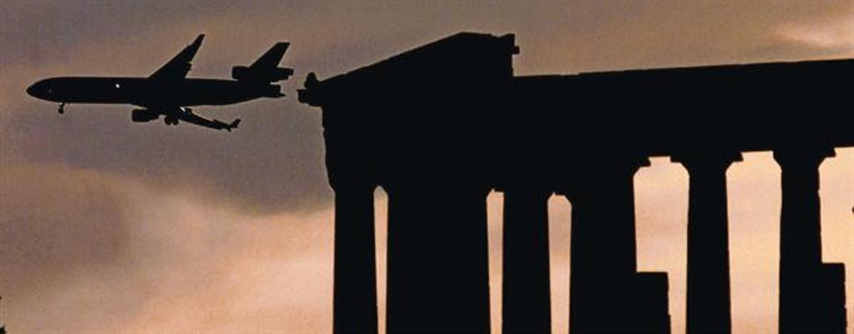 Un avión, símbolo de modernidad, sobrevuela el cielo de Grecia, por encima del Partenón.