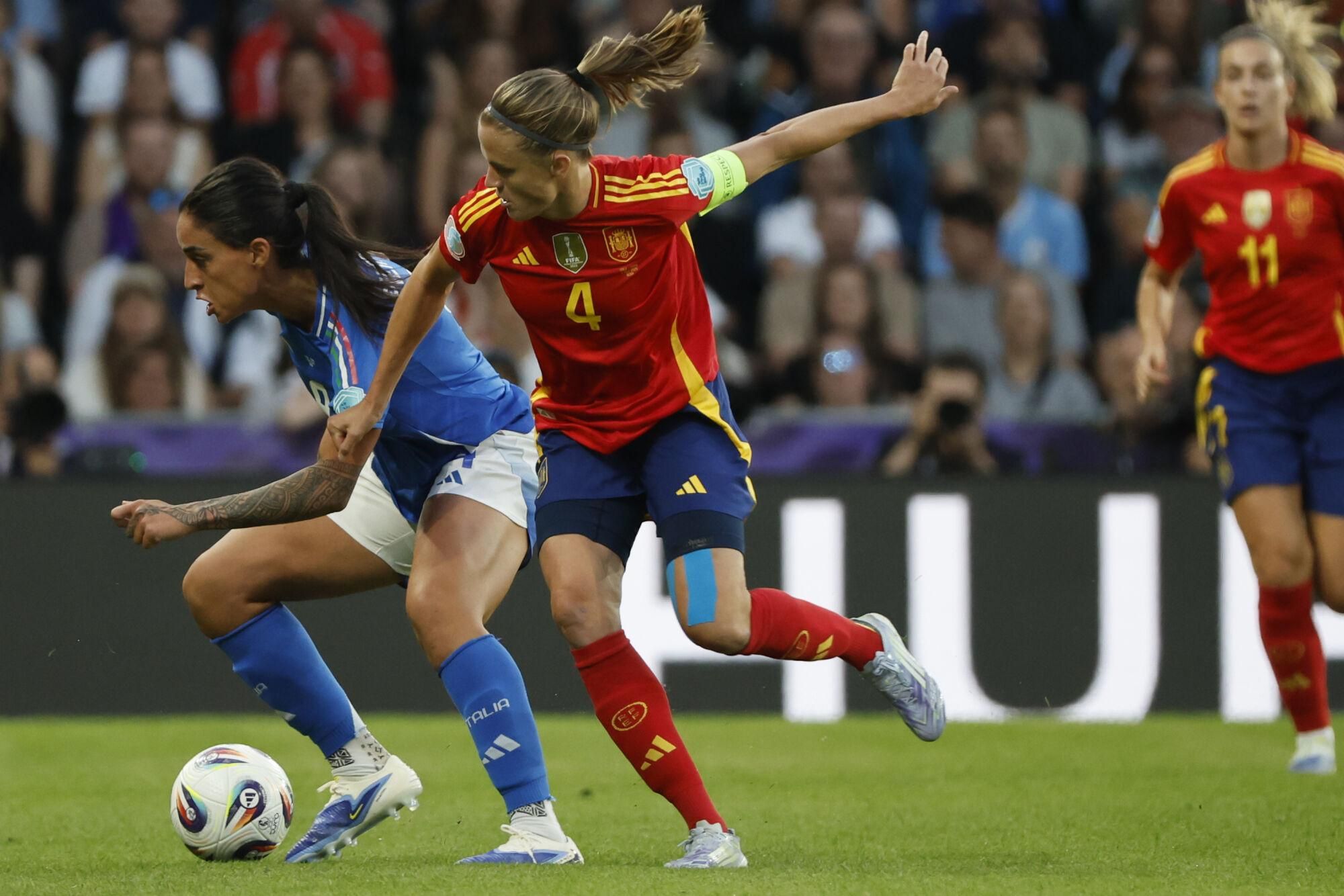 BERNA (SUIZA), 11/07/2025.- La delantera de Italia Martina Piemonte pelea un balón ante la defensa española Irene Paredes (d) este viernes, previo al partido del Grupo B de la Eurocopa 2025 que disputan las selecciones de Italia y España, en el Estadio Wankdorf, en Berna (Suiza). EFE/ Ana Escobar