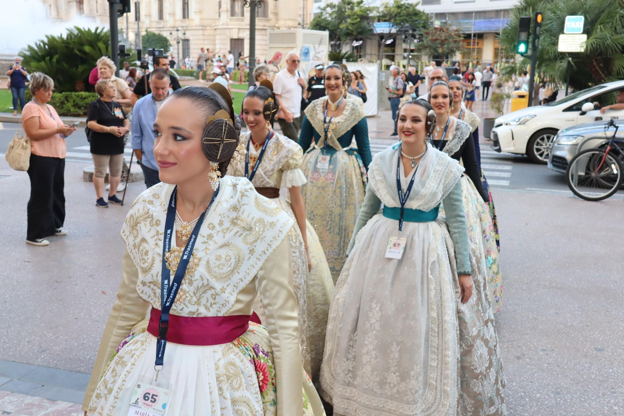 Concentración fallera en la Plaza del Ayuntamiento con las candidatas a FMV2025