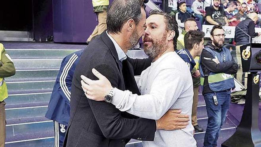 Vicente Moreno y Sergio GonzÃ¡lez se saludan antes del inicio del partido.