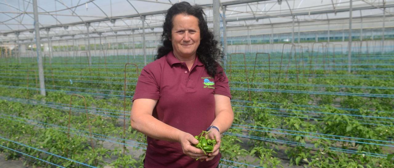 Dolores Castro muestra algunos frutos de su cosecha.