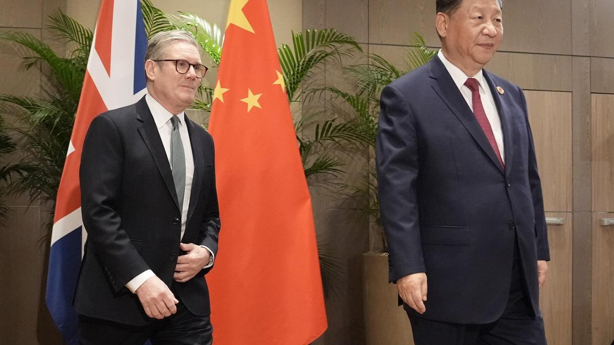 Keir Starmer (izquierda) y Xi Jinping en la cumbre del G-20 en Río de Janeiro.