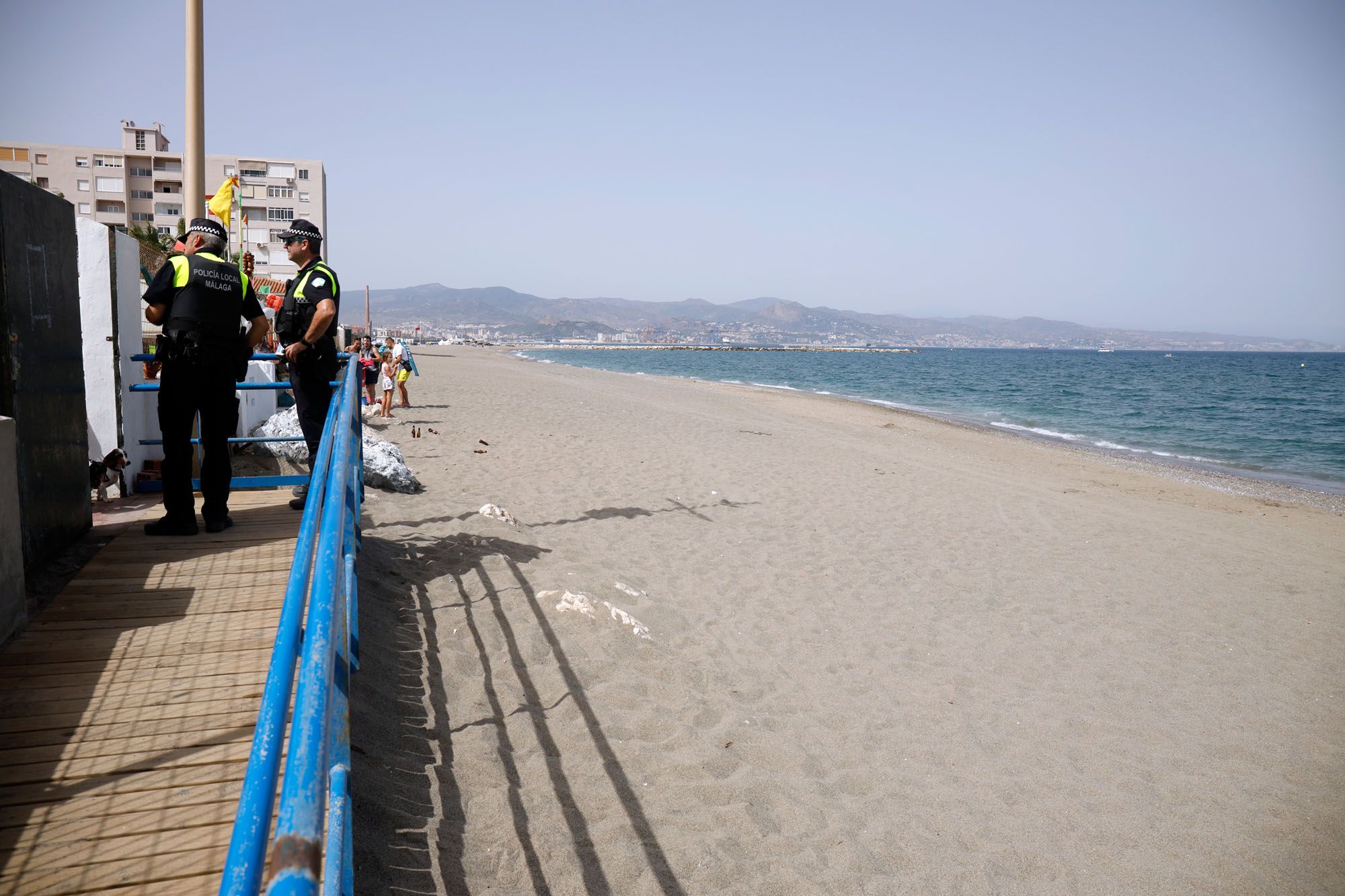 Usuarios de Sacaba Beach abandonan la playa tras su cierre por el vertido de aguas fecales en la zona.