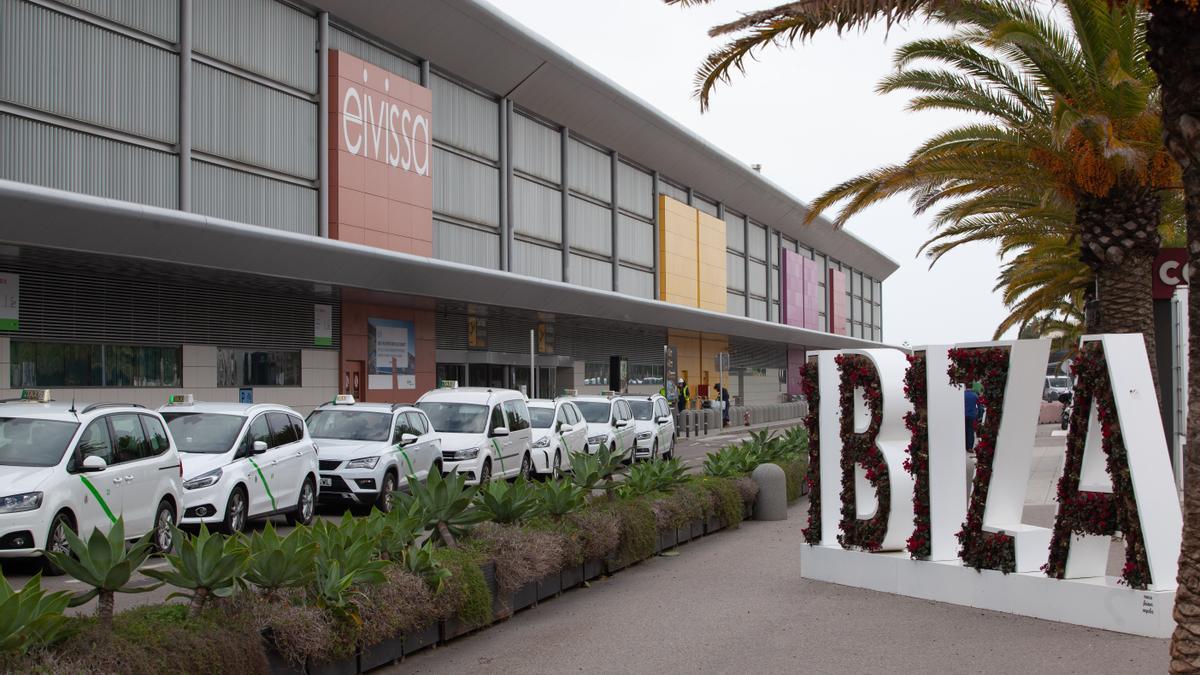 Taxis en el aeropuerto de Ibiza.