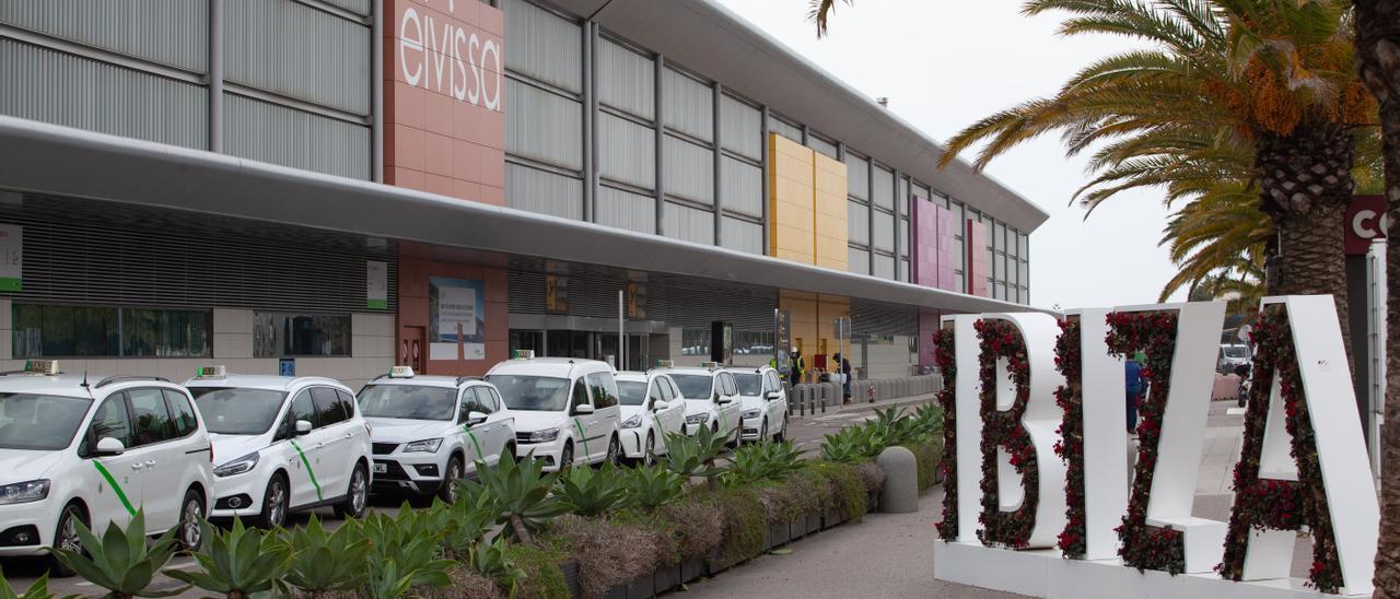 Taxis en el aeropuerto de Ibiza. Vicent Marí