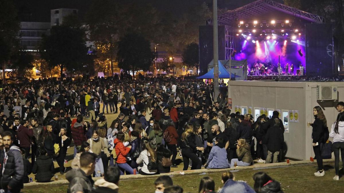 Ambient festiu a La Copa, la primera nit de barraques. | ANIOL RESCLOSA