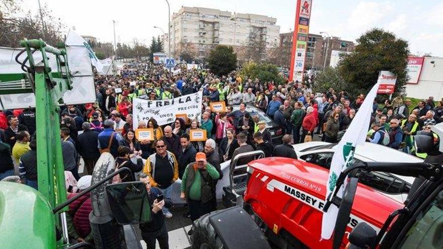 Agricultores bloquean el centro de Granada