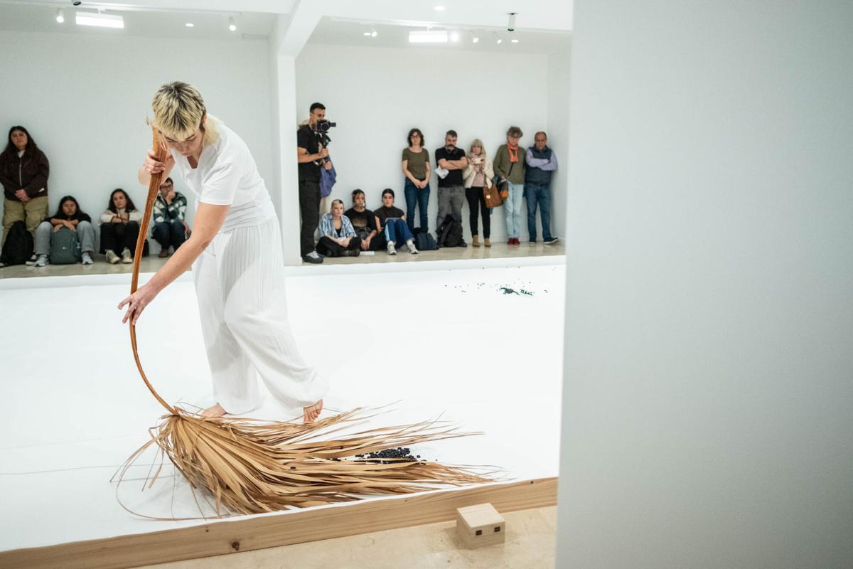 Presentación de la performance 'A ras de suelo'