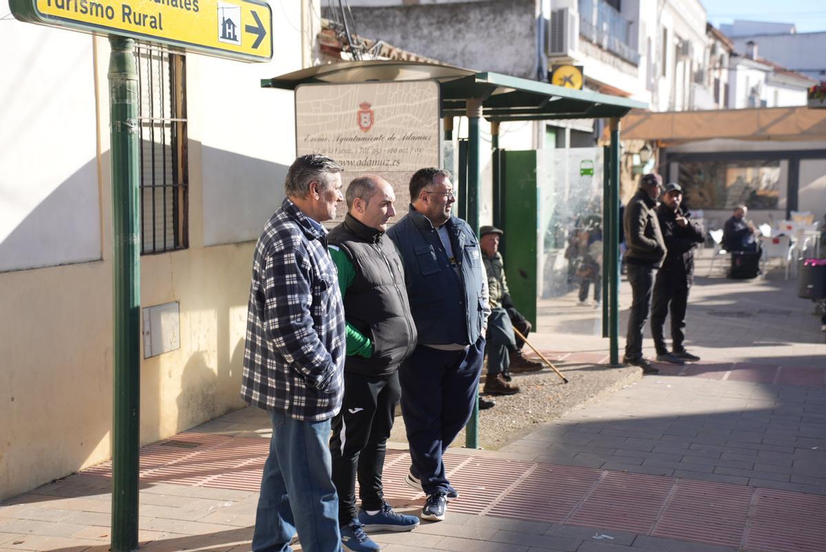 Unos vecinos de Adamuz, esta mañana en el municipio.