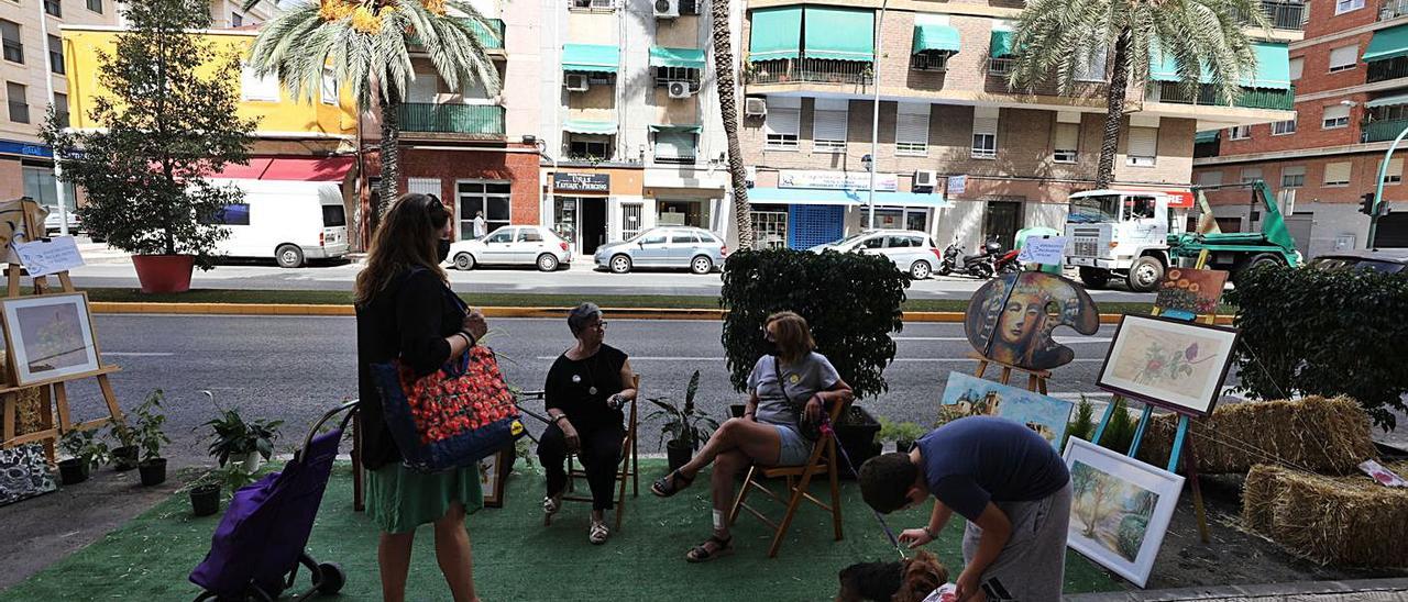 La calle Pedro Juan Perpiñán y Filet de Fora fueron dos de los escenarios donde el Ayuntamiento montó jardines en estacionamientos. | ANTONIO AMORÓS