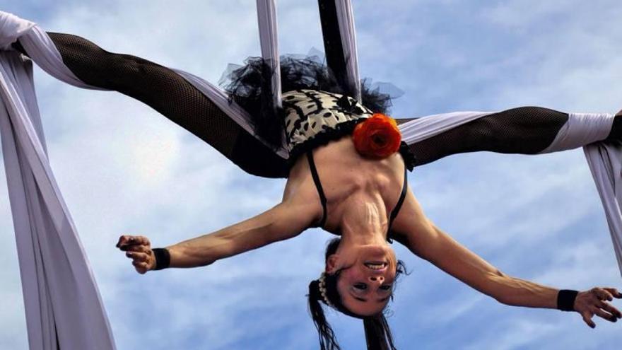 Giros, acrobacias y malabares  en el Paranimf con Atempo Circ