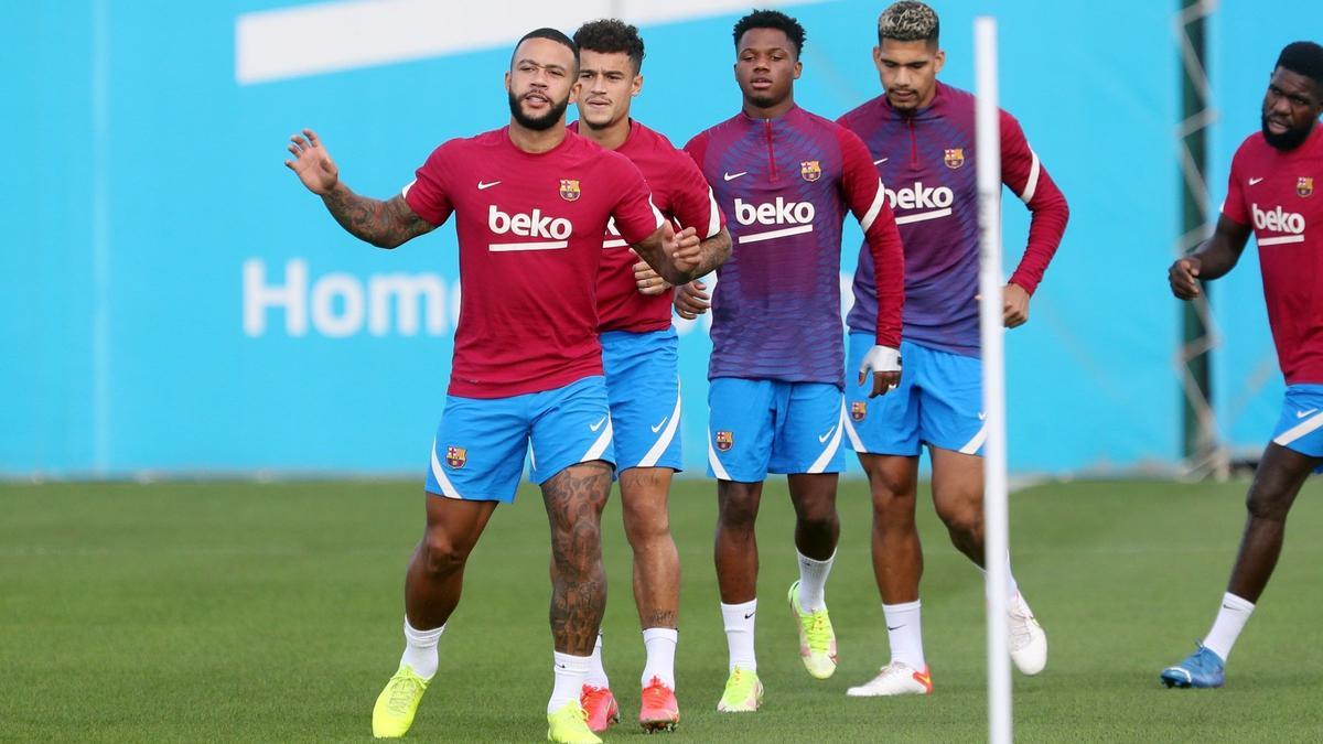 Memphis, Coutinho, Fati y Araujo, en el entrenamiento de este viernes.