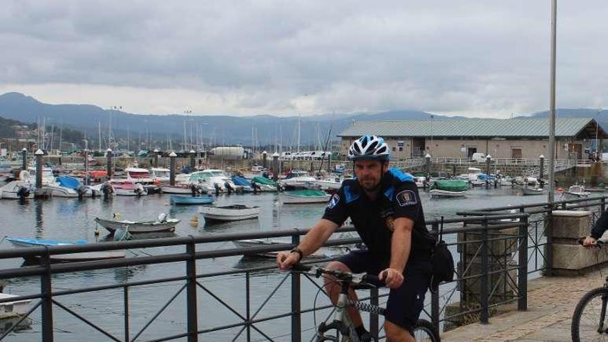 Dos agentes en bicicleta por el paseo marítimo baionés.