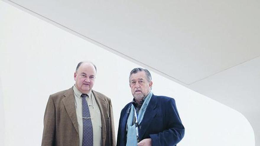 Manuel Bousoño, a la izquierda, y Juan Gibert Rahola, ayer, en el Palacio de Congresos Ciudad de Oviedo.