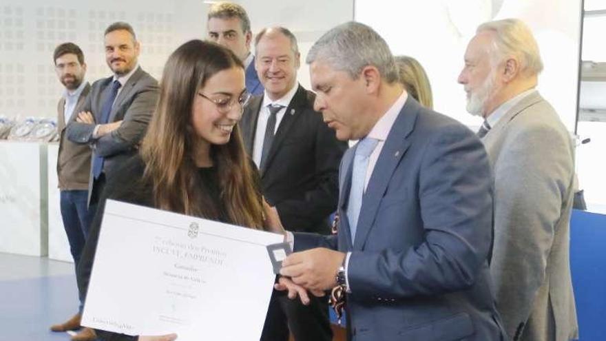 Una galardonada por la Universidad recibe su diploma. // Alba Villar