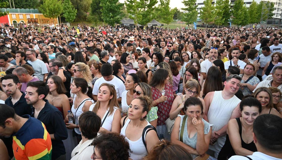 La cantante estadounidense, en
 plena actuación con su cuerpo
 de baile femenino.
|  Rafa Vázquez