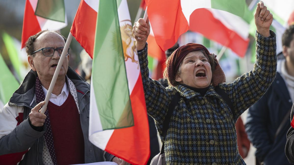 Un hombre y una mujer se manifiestan en Ginebra contra la República Islámica iraní.