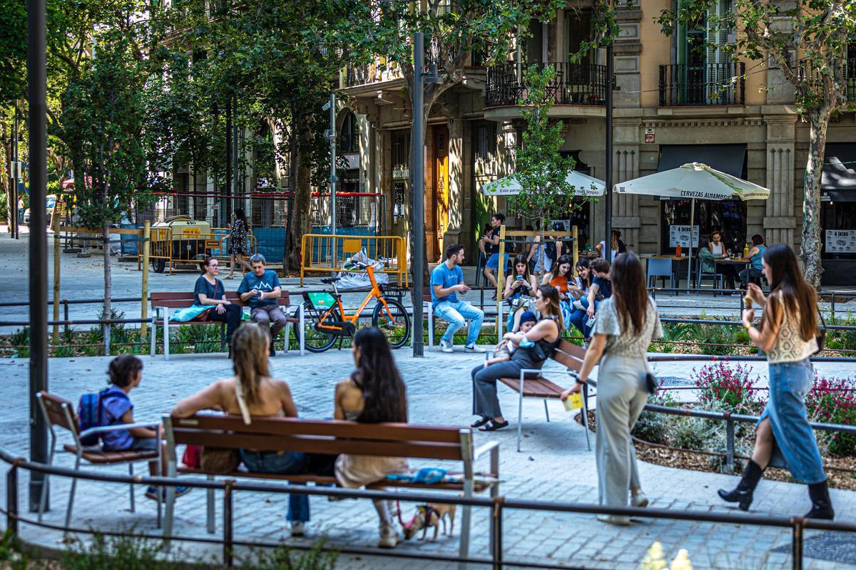 La plaza de Enric Granados con Consell de Cent.