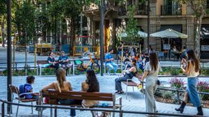 La plaza de Enric Granados con Consell de Cent.