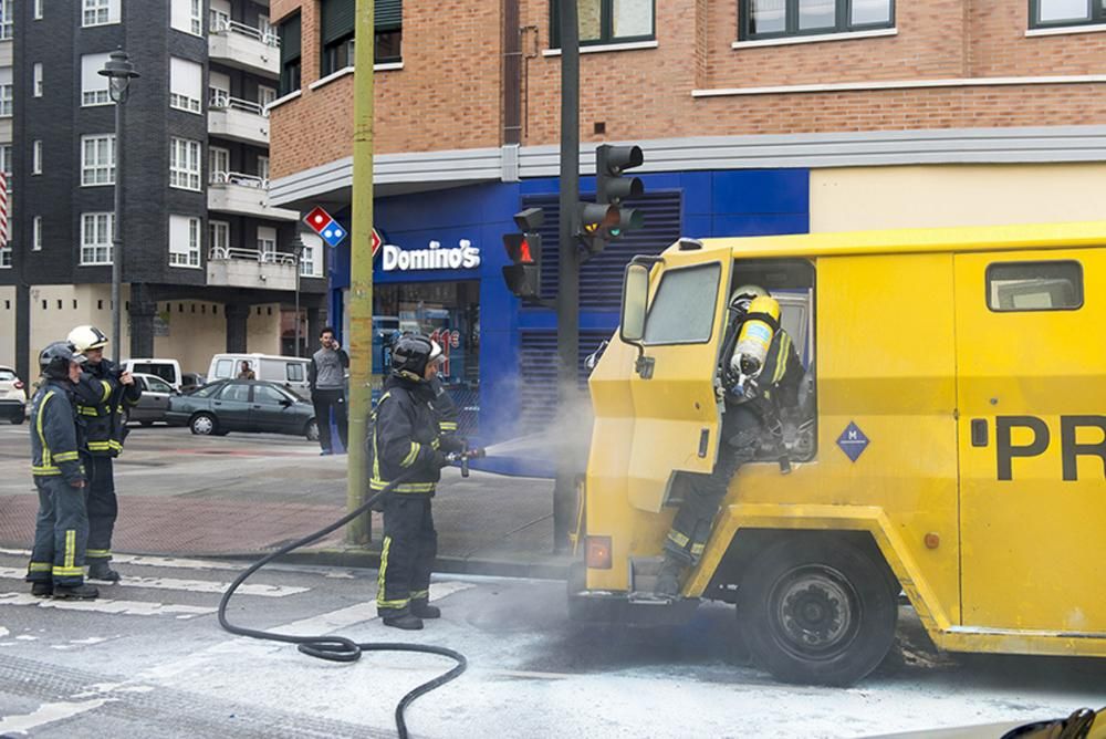 Bomberos trabajan en la extinción de un incendio en un camión blindado