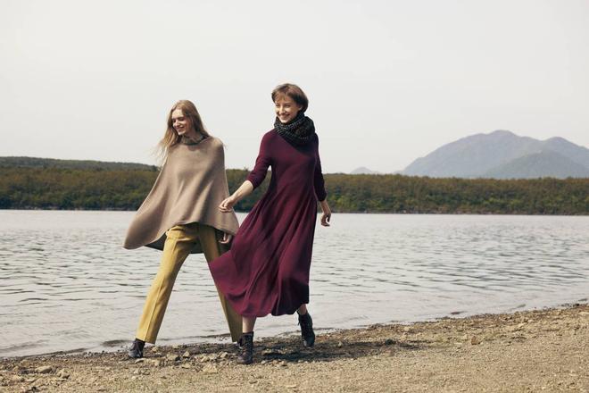 Los ponchos y los vestidos de punto forman parte de la colección de Inés de la Fressange para Uniqlo