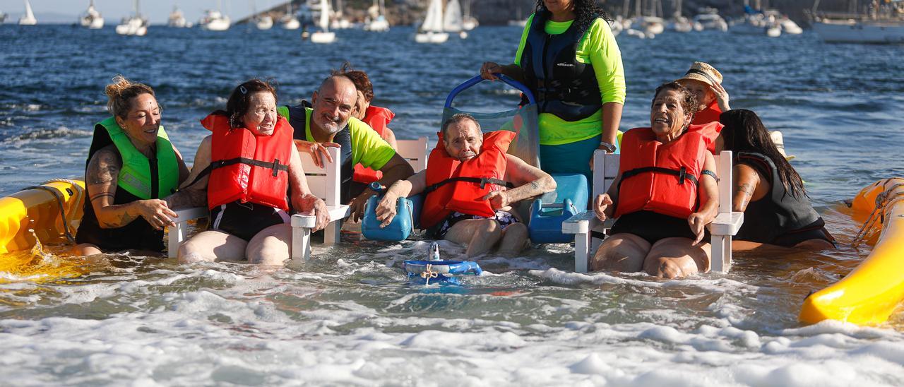 Los mayores de Ibiza disfrutan con los pies en el agua - Diario de Ibiza