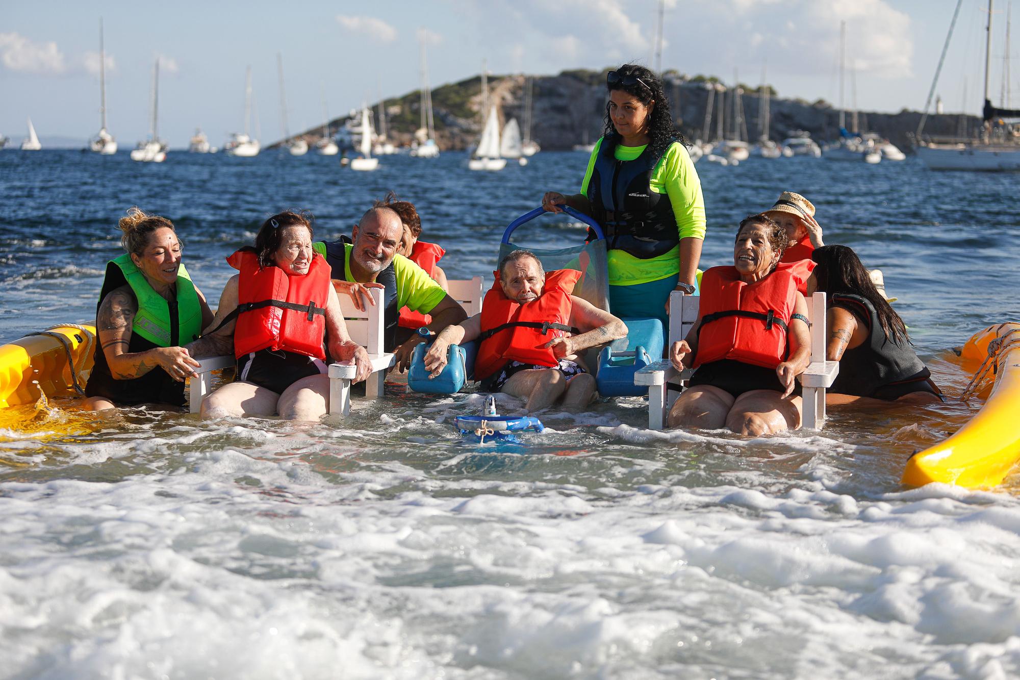 Los mayores de Ibiza disfrutan con los pies en el agua