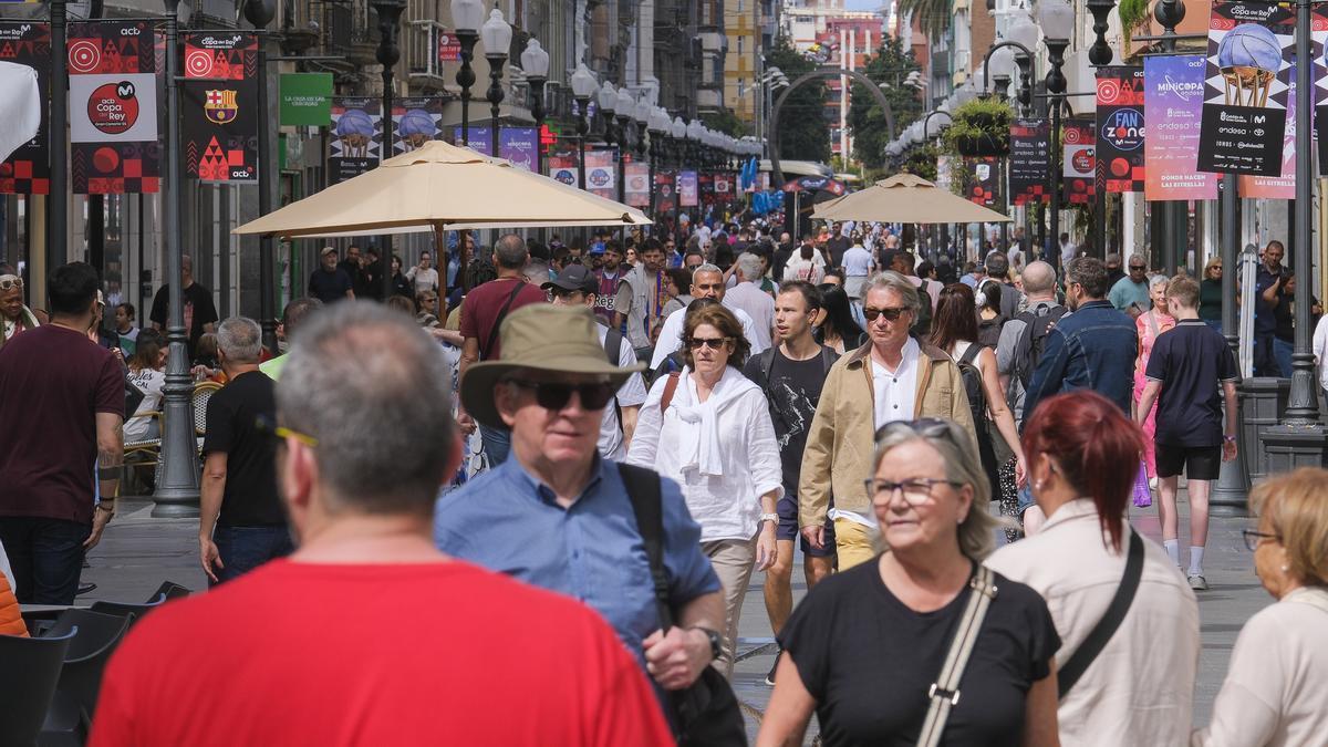 Aglomeración de gente en una céntrica calle de Canarias.